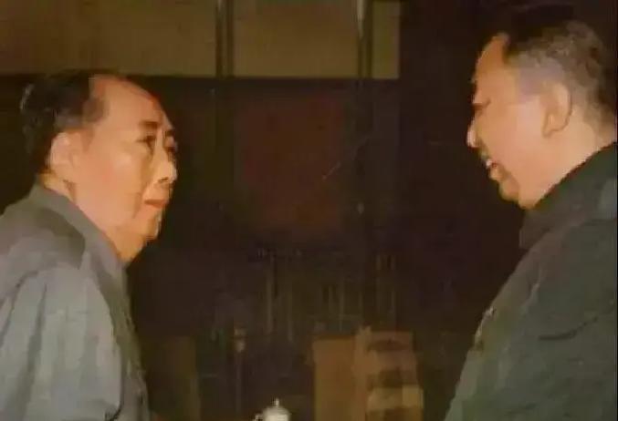 1976年9月9日凌晨，华国锋走进中南海，毛主席刚走。他没哭，也没慌。开口第