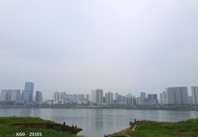 张之洞当湖广总督时，谭继洵为湖北巡抚，俩人总是较劲。有一次，张之洞在江边酒楼请客