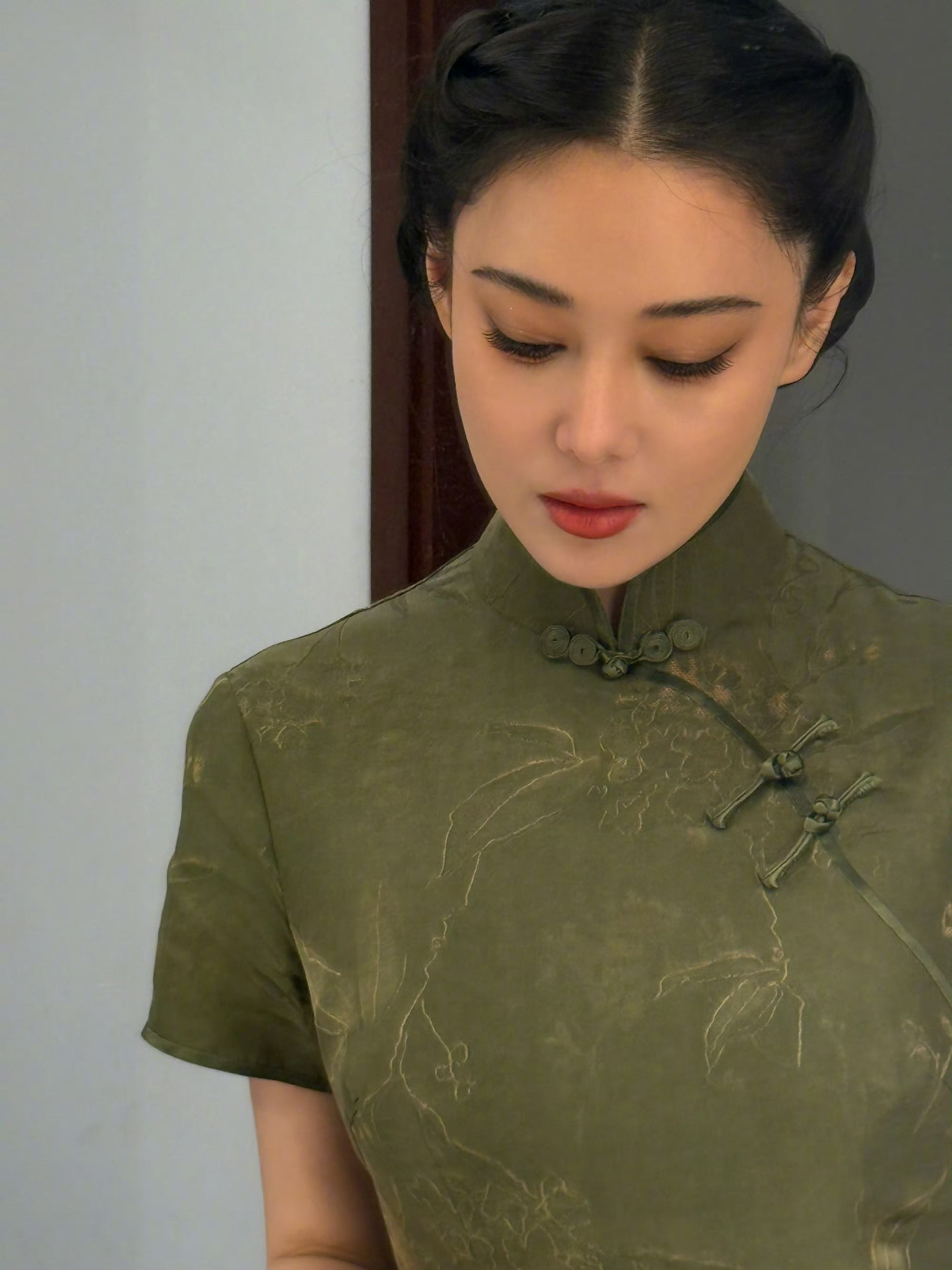 娱乐张馨予说非常荣幸饰演费达生张馨予绿色旗袍​期待着张馨予的费达生！