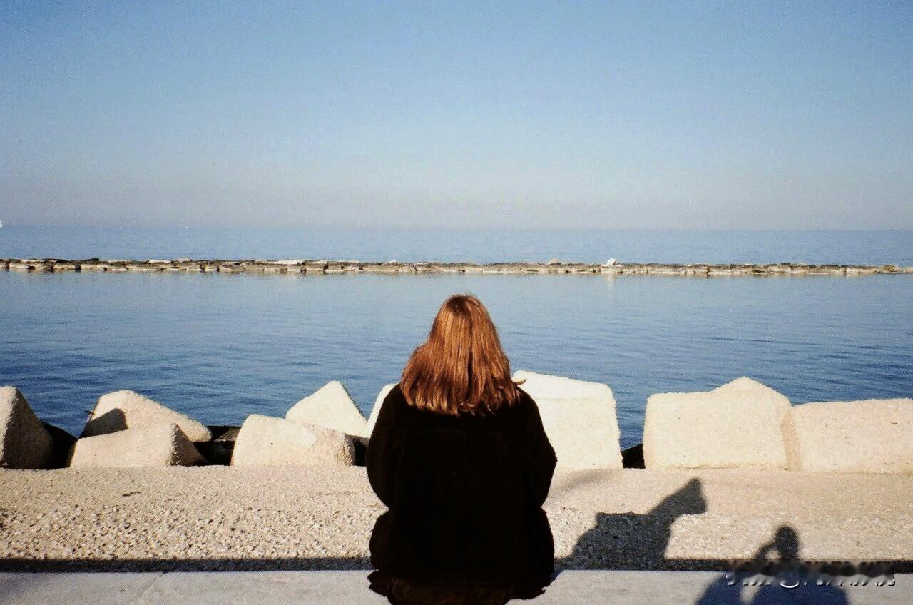 好心疼现在的自己，一夜一夜的睡不着，一个人静静的坐在床上，满脑子的胡思乱想，有时