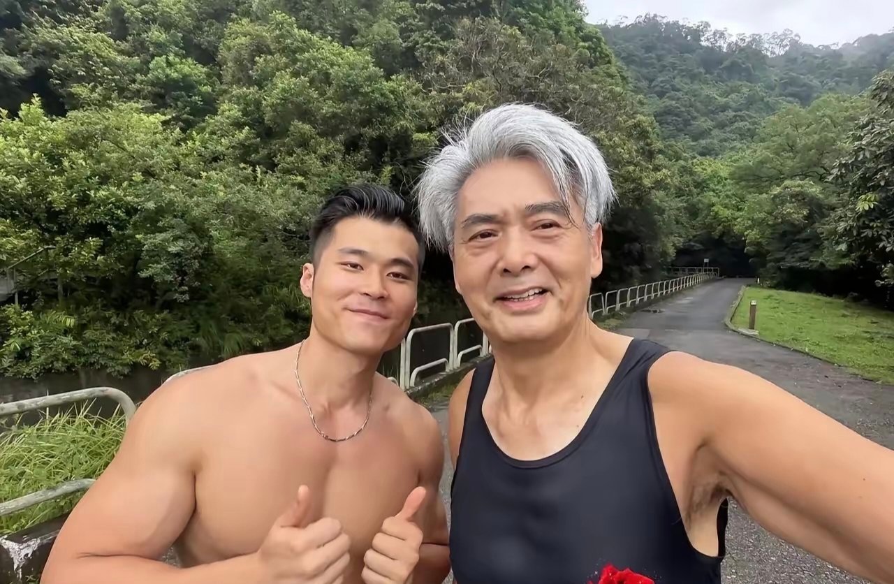 周润发的发量太惊人了！​71岁的他竟然还能拥有这么好的发量，71岁的他竟然还能跑步，看来跑步能让人年
