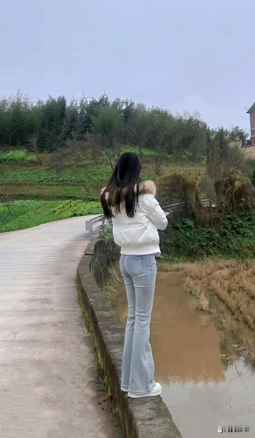 漫步乡间小路，感受自然的宁静与美好。