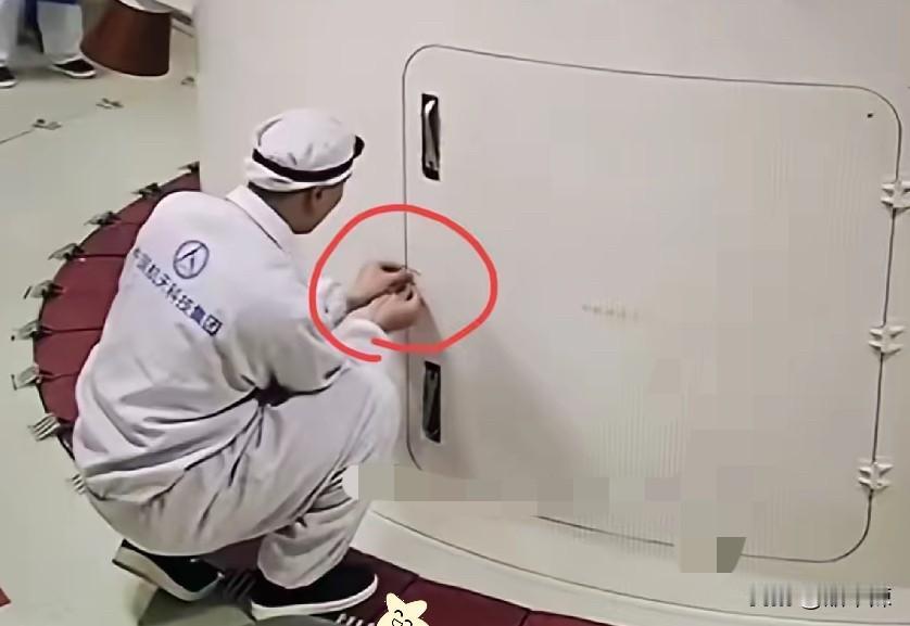 这次神舟21号发射前,咱们的地面工作人员居然拿了一根普通的细铁丝用来锁整流罩舱门