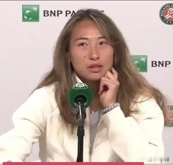 三种眼泪，不同滋味郑钦文法网被萨巴伦卡淘汰，尽管已经逼平历史最佳战绩，但这场失