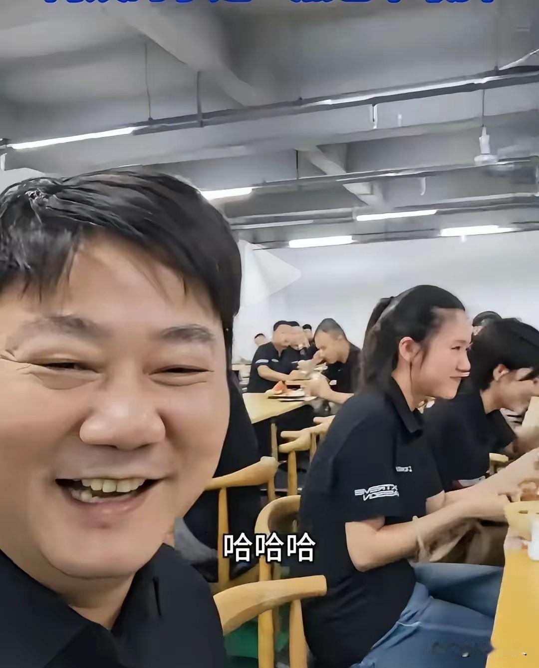 张雪机车又火了！这次不是车，是食堂。刷到张雪在公司食堂端着餐盘排队打饭的视频