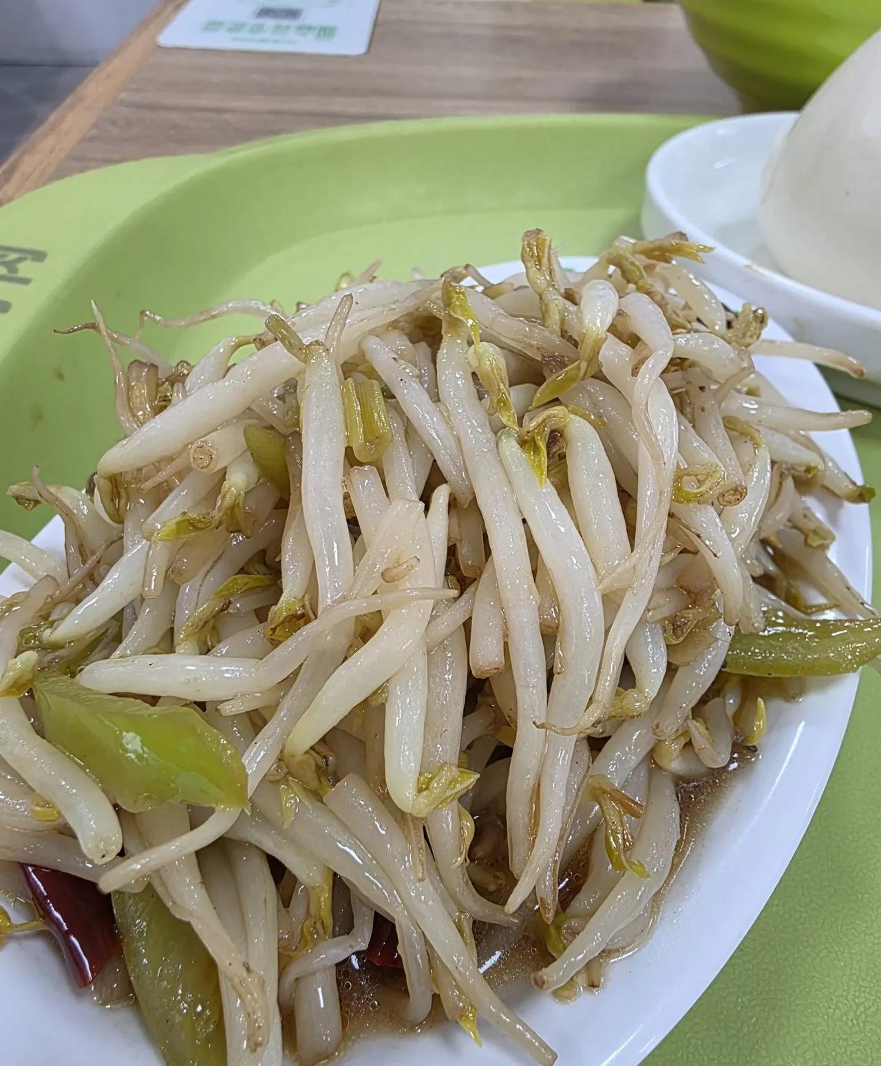 中午饭少吃一个菜，没有胃口，没有心情，也没有脸面……一个豆芽，一个辣椒炒肉，一