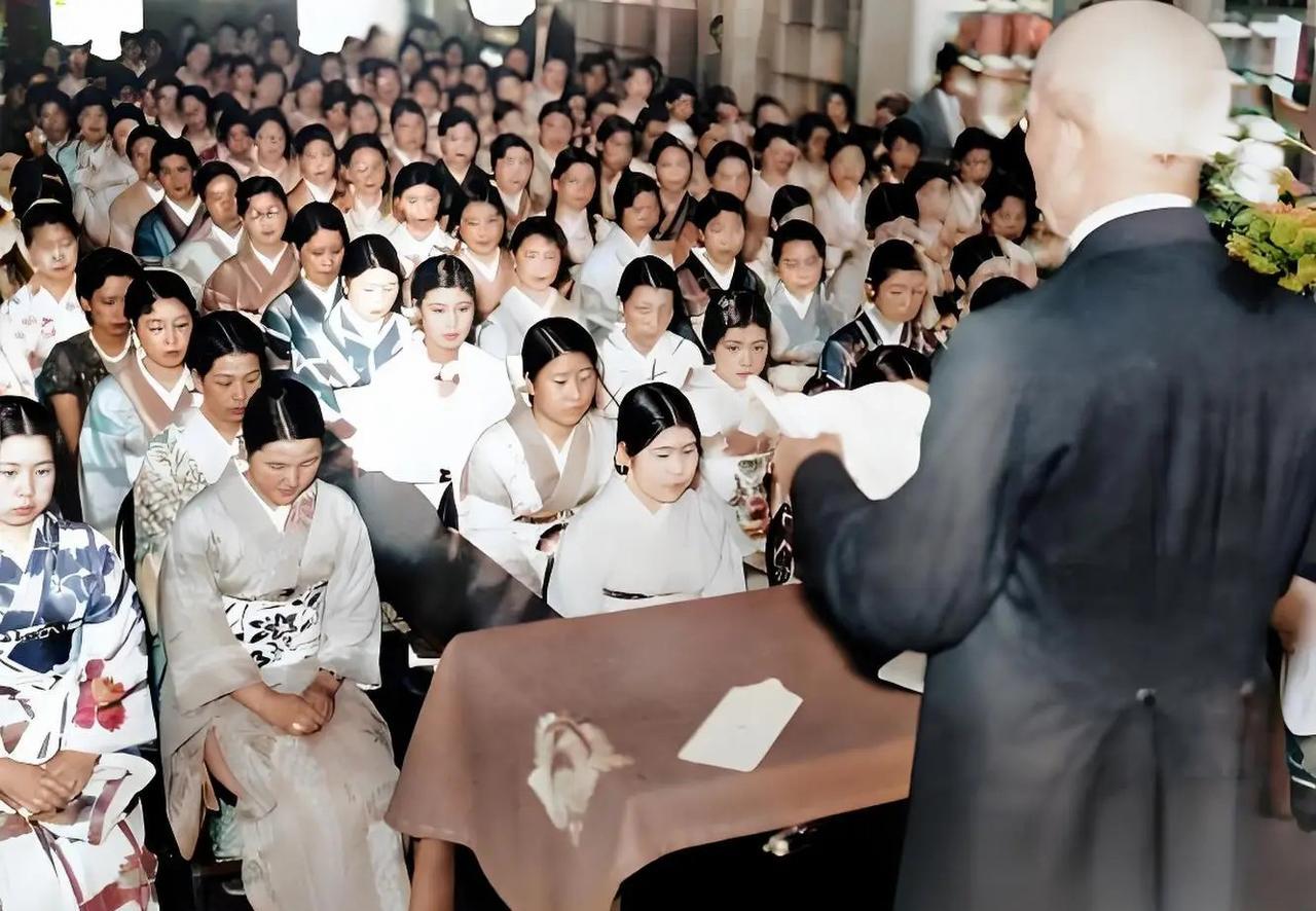 1943年，22岁的日本女孩纪久枝，与另外几十个女孩坐在一个大房间里。她们全都加
