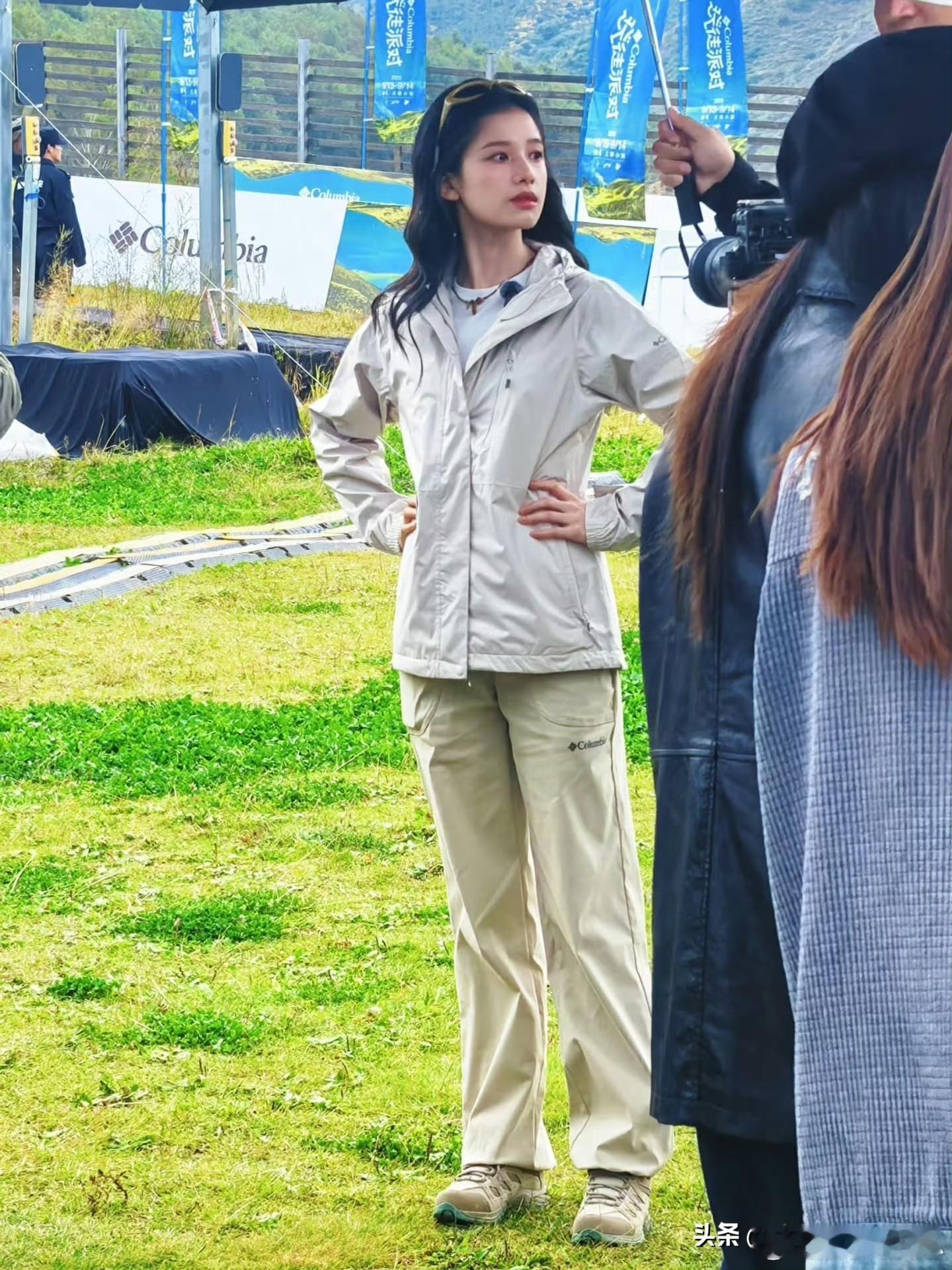 张婧仪这种漂亮太舒服了！她不是那种有距离感的美，就像大学里最受欢迎的学姐，又像你