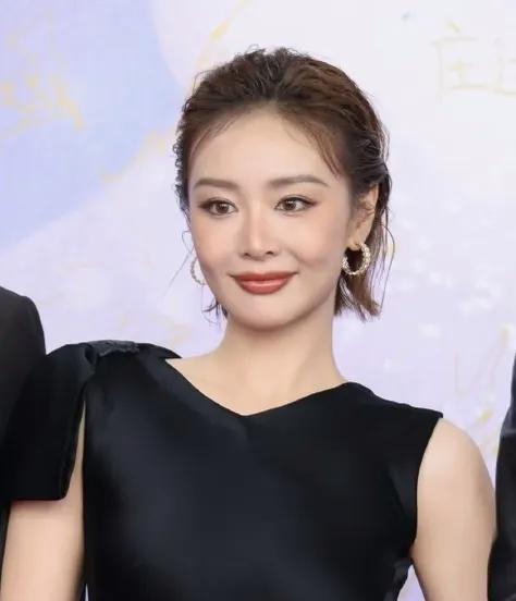 相貌平平，根本谈不上漂亮，甚至有点丑，但演的角色反差极大。能演平庸邋遢，也能演高