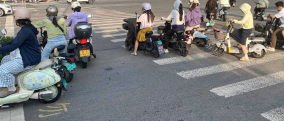 出门被济南电动车大军惊到了！39℃高温天，满大街电动车骑手全戴着头盔，后脑勺