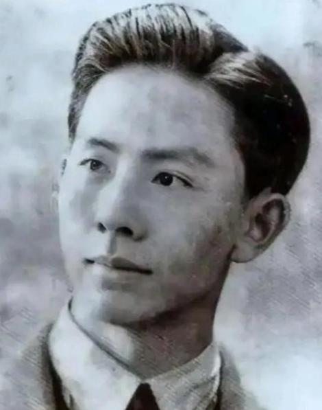 1948年，一位共产党员被捕，为了保命，他主动交代了一份12人的名单。特务们大喜