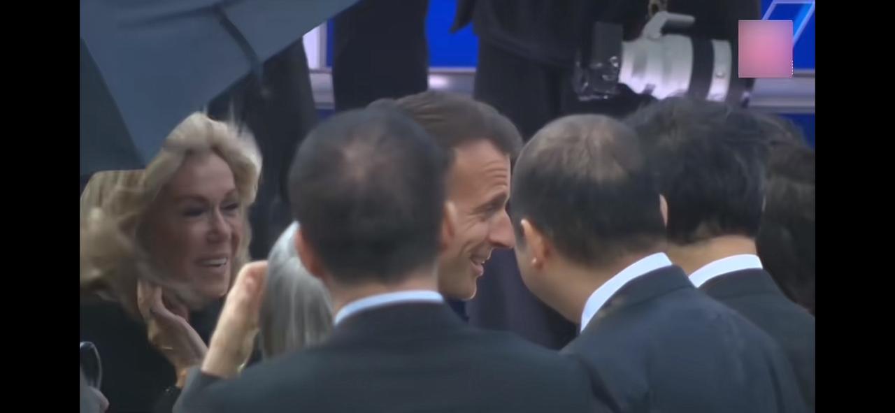 马克龙来了，在狂风暴雨中抵达日本，搞笑的是，日本这个欢迎仪式，没有红毯，没有