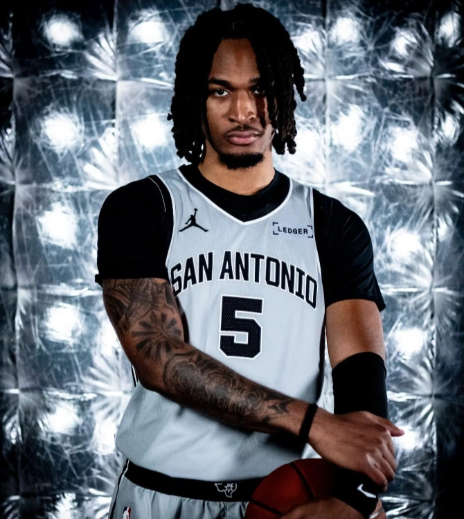 卡斯尔让我想到了前朝太子魔皇一样的位置，一样的大体格，一样的防守见长，一样的詹