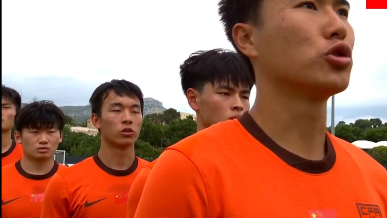 39秒闪击+依合散神扑点球！中国U19国青上半场1比0领跑哥伦比亚，热血拉满！