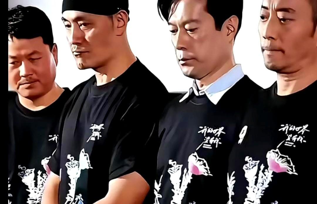 跟田海蓉站一块的四个男生感觉好命苦。现场气氛看着着实尴尬，邵兵和谭凯凑一块嘀