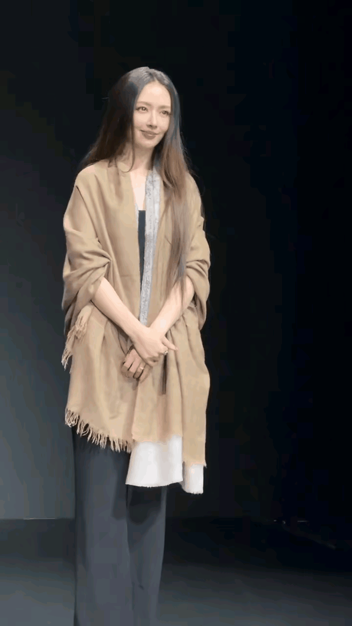 郭碧婷复出，状态很差啊！镜头里她裹着深色外套，眼底疲惫藏不住，全程独自对接工