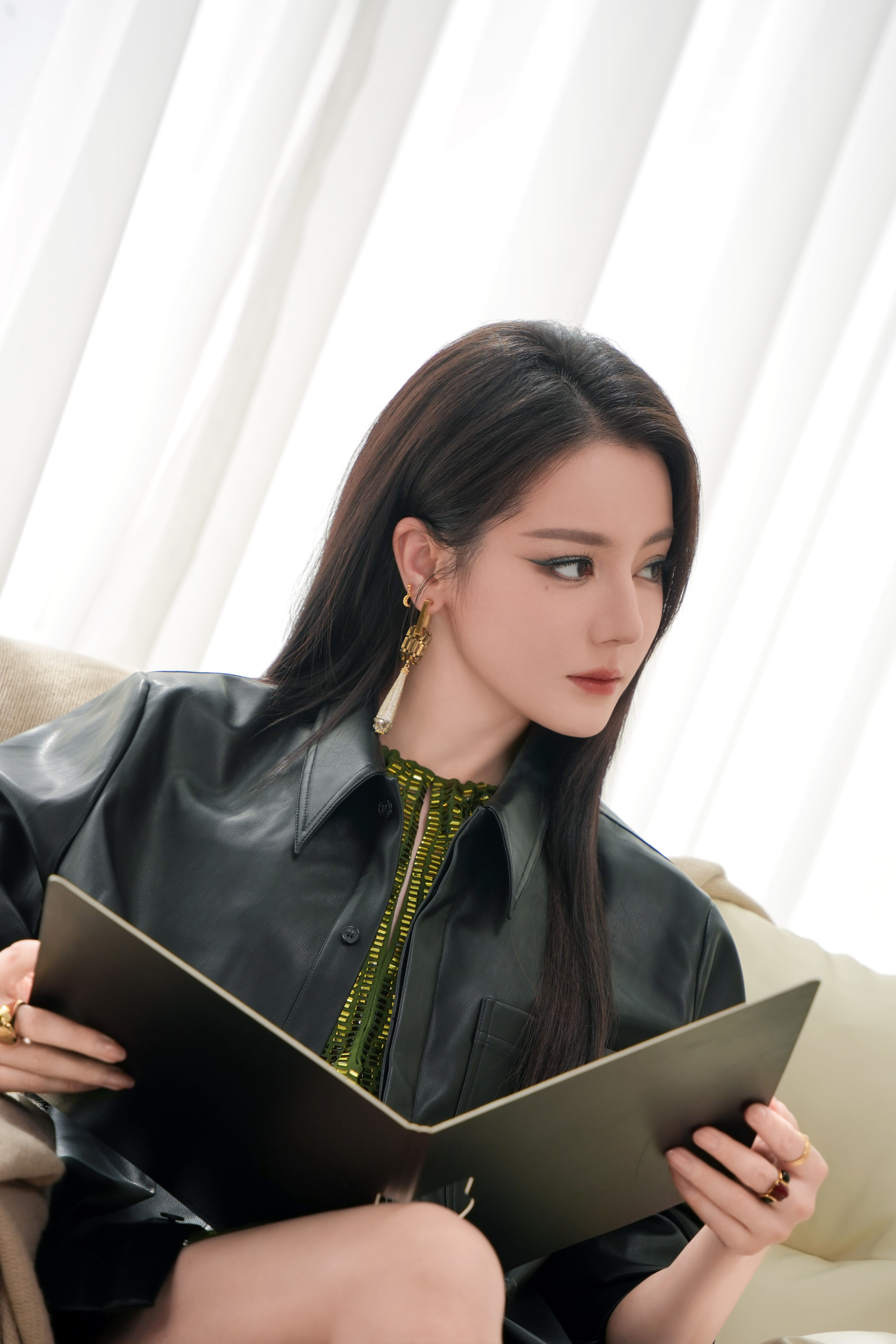 迪丽热巴冷静是她的底色。掌控是她的方式。光影安静落下，思绪有序展开。姐姐一眼之