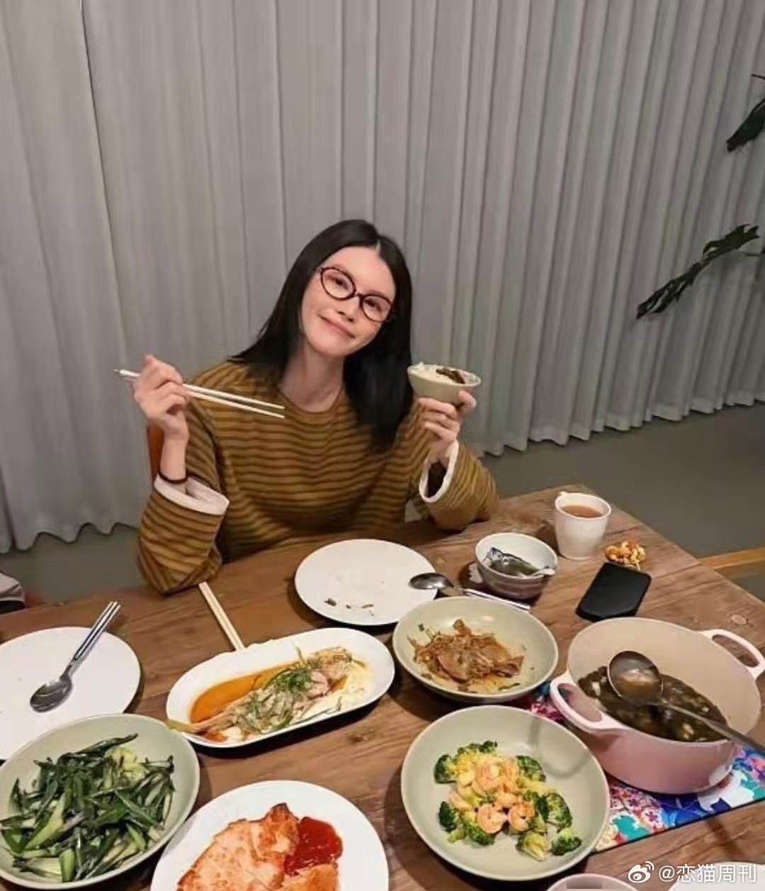 何穗在社交平台上晒出老公陈伟霆做的五菜一汤让网友直称羡慕两个人要一直幸福下去呀！​