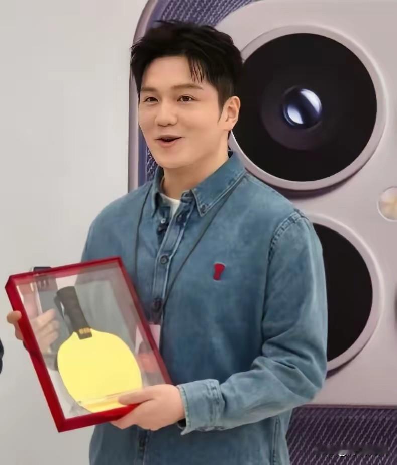 看到小米送樊振东纯金球拍的热搜，我特意去翻了现场视频，发现这波操作确实高明！