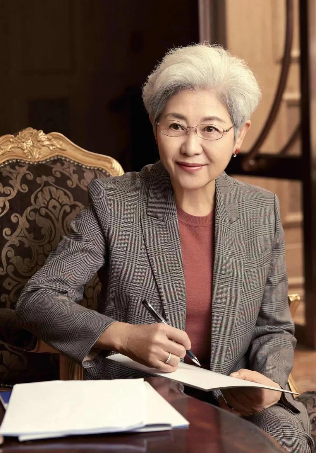 傅莹的白发，藏着最戳心的活法！69岁才懂：优雅是活明白的样子刷到傅莹大使的视