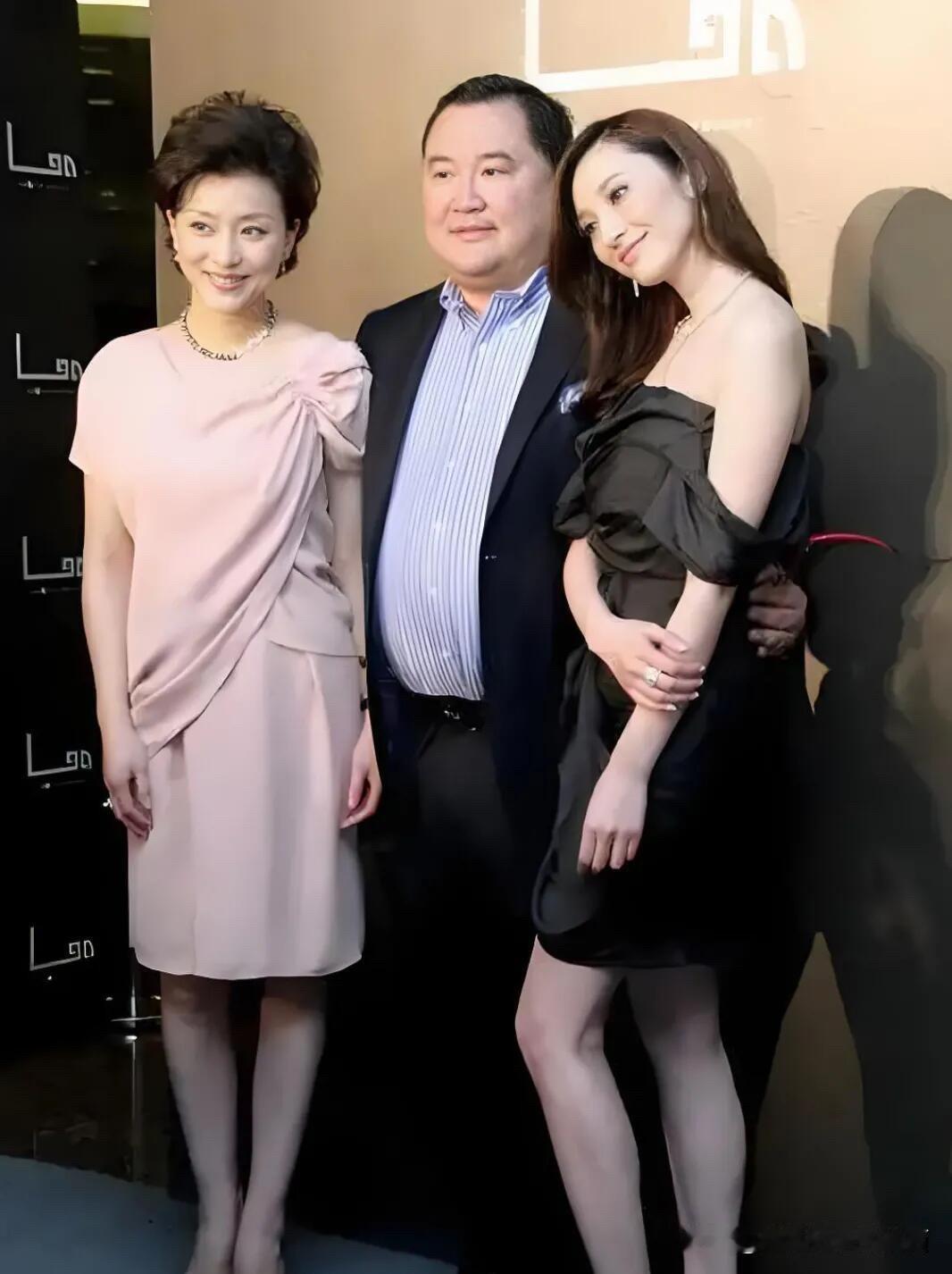 主持人里面，杨澜早些年的颜值跟许戈辉和周涛差不多，都是美人，想不到这张跟着他们夫