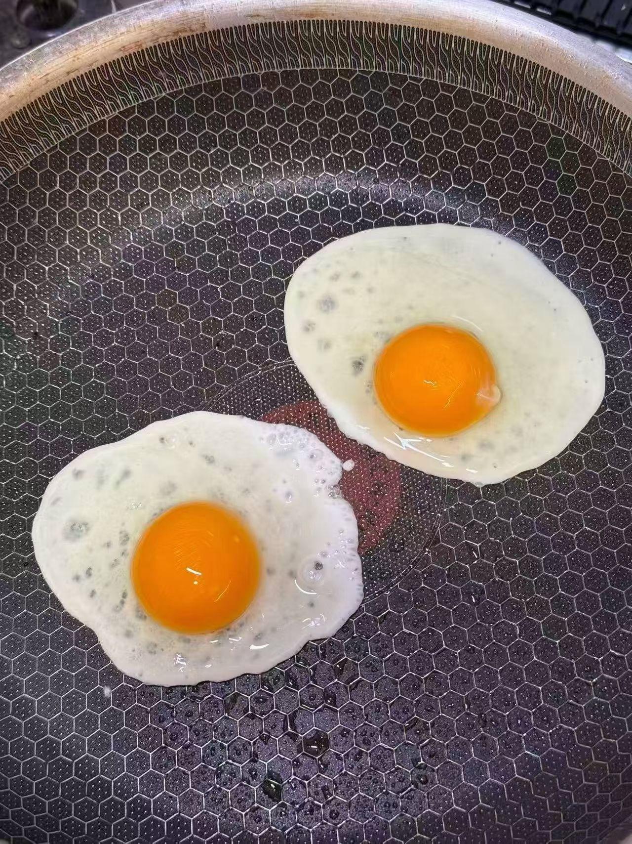 5块蒸蛋引发“惊魂追跑”！医院楼早餐摊的信任危机，谁懂这种无奈？今早去医院