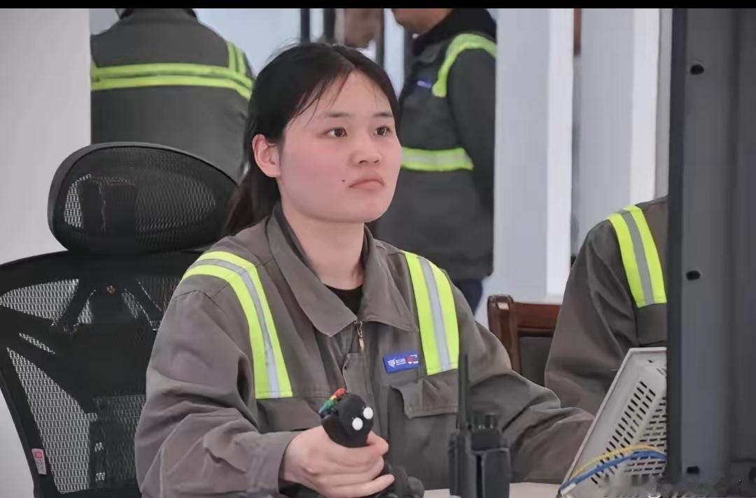 28岁211法学女毕业生李丽，考公失败、做实习律师工资低微，最终跨行去宁波北仑码