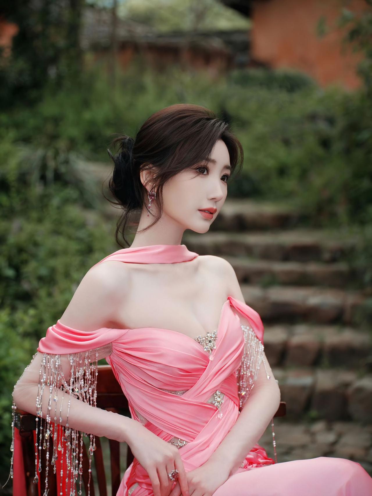 毛晓彤石阶漫过青苔的呼吸粉缎垂落，像一捧被风揉碎的晚霞流苏串起的光在肩颈