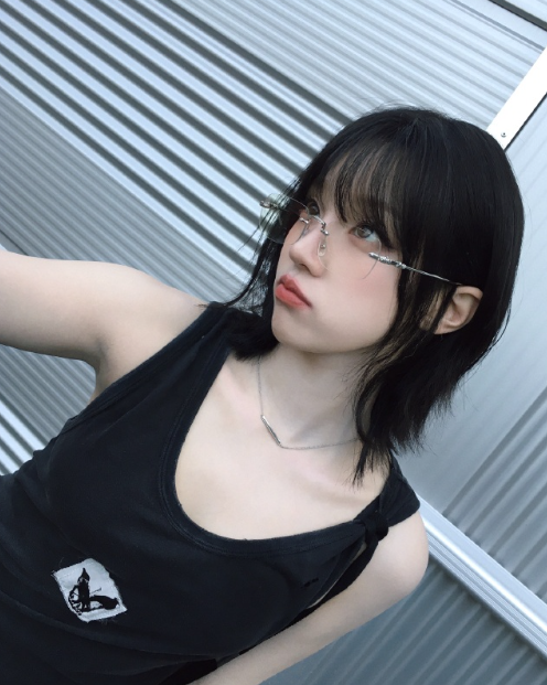 宋雨琦的今日份小性感街拍，这该死的美感！