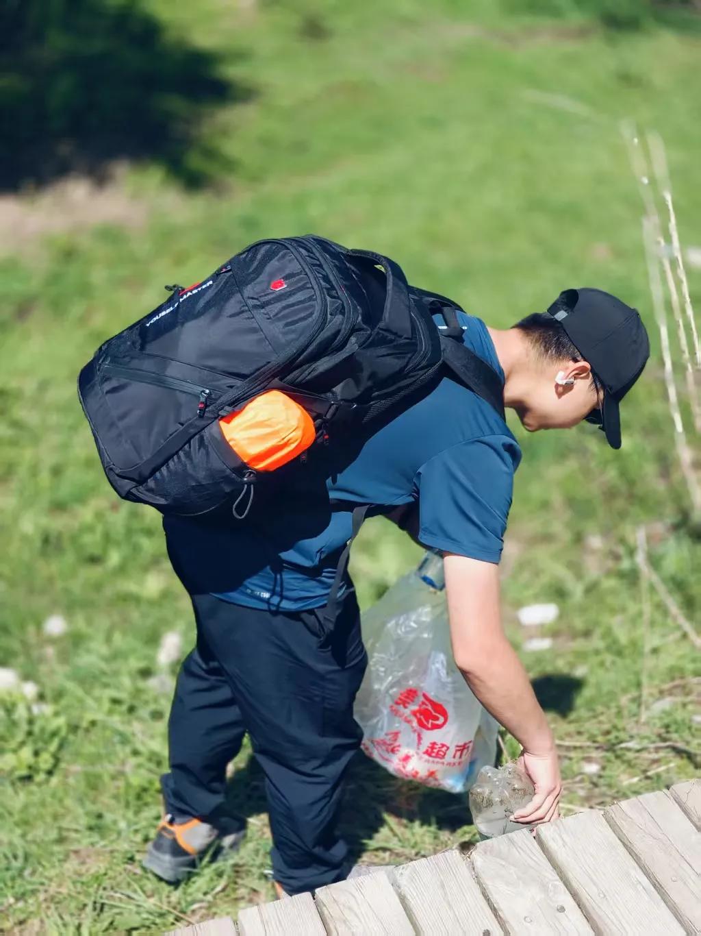 值得点赞的小伙子。5月3日，我跟随徒步俱乐部徒步，一进入山区就看到一个小伙子开