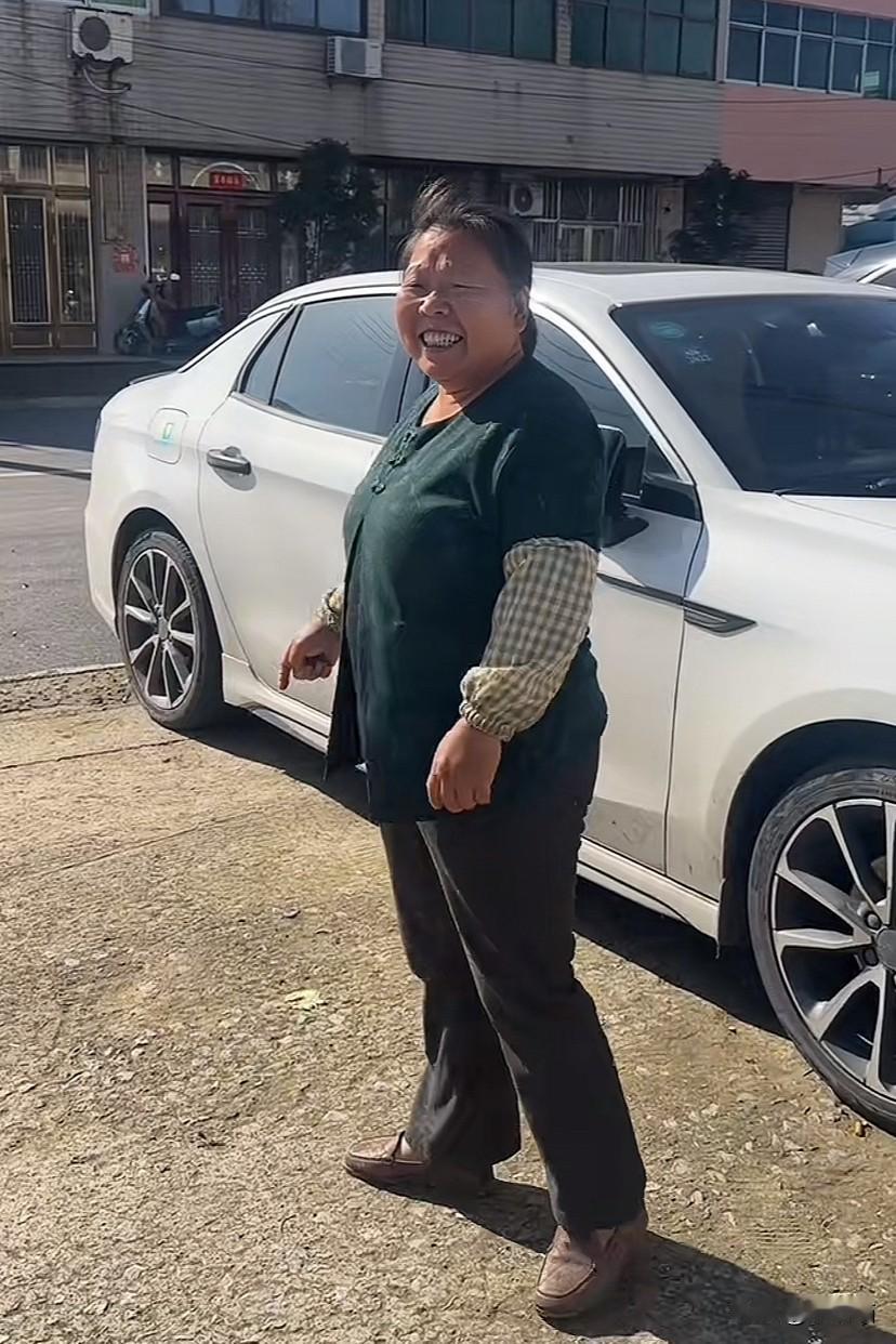 江苏扬州，早上，大姐和路边停车的货车司机闲聊，她问货车司机有没有吃早饭？司机说自