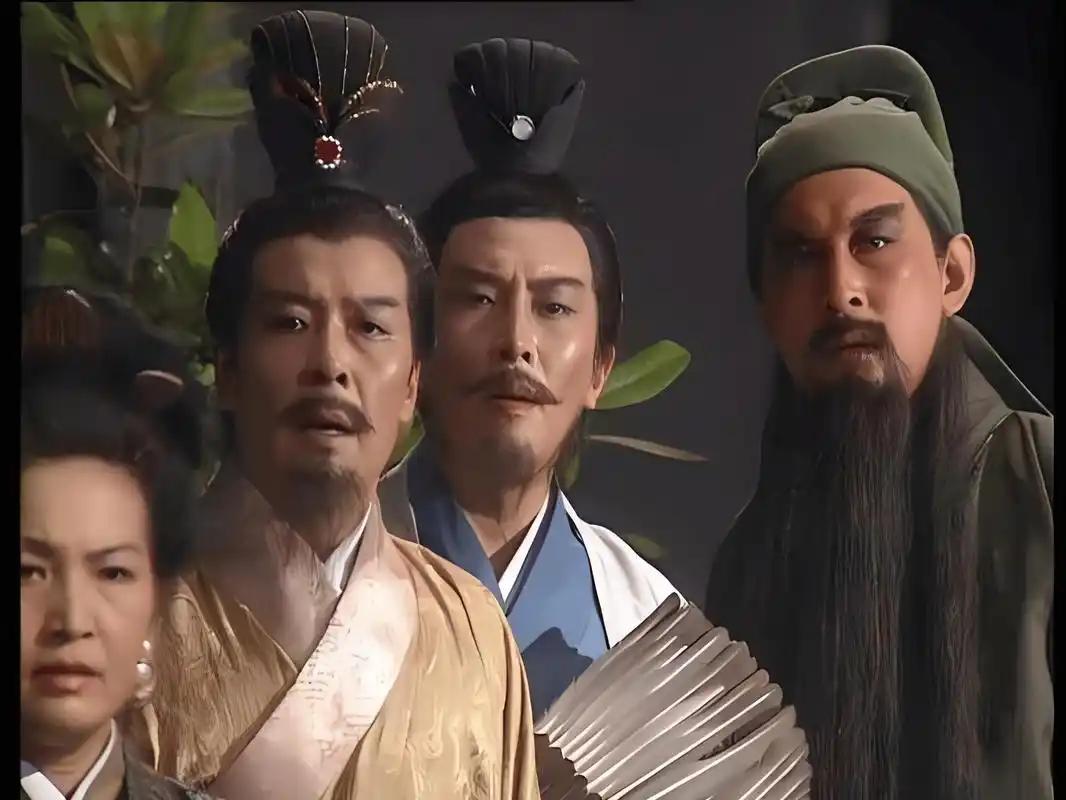 看古装剧《三国演义》，所有人都默认一种打仗方式。 两军列阵，士兵原地观战，双