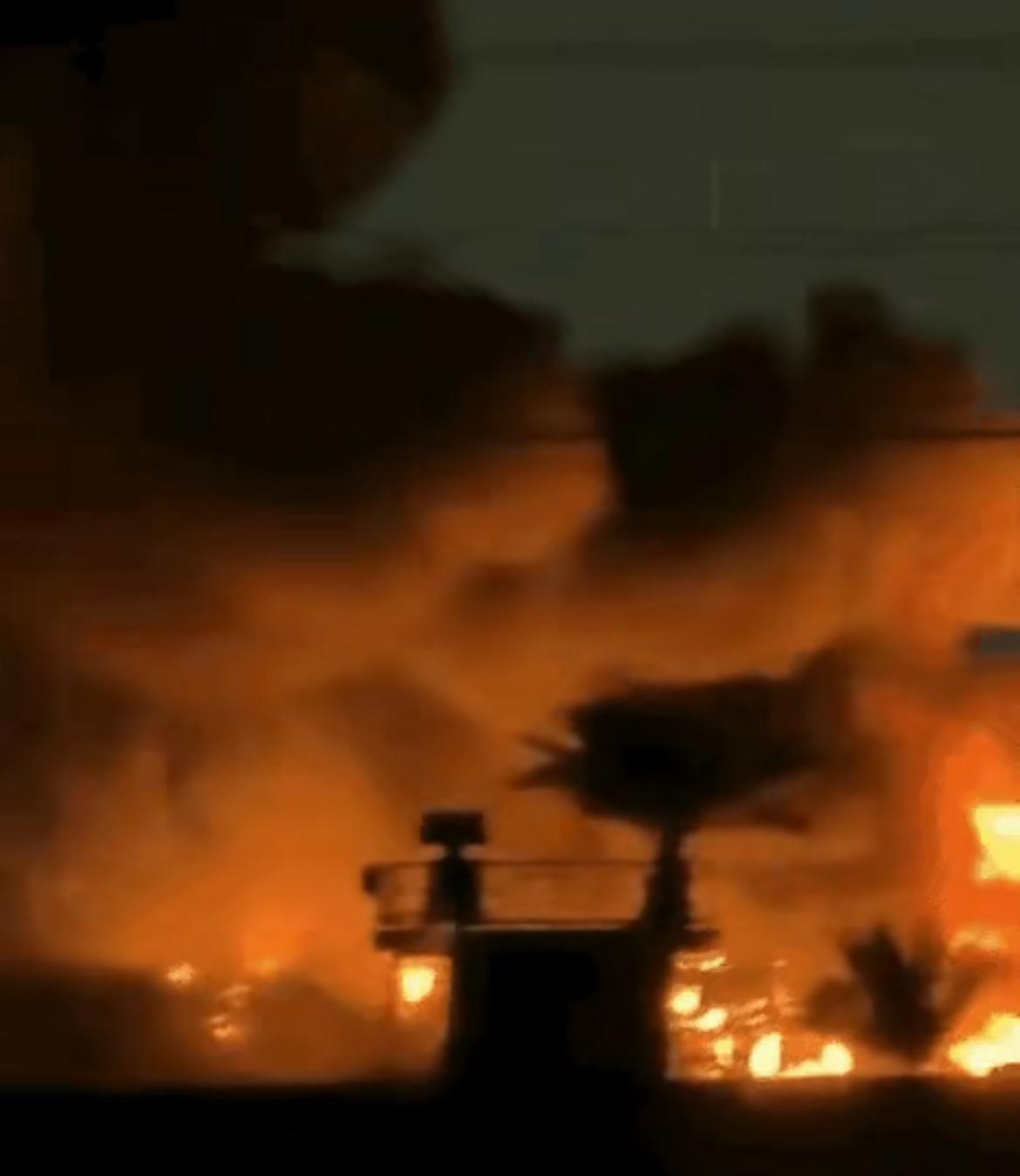 伊拉克民兵真玩了一把现实版“乌巢断粮”，美军基地被烧了个火光冲天！3月21号