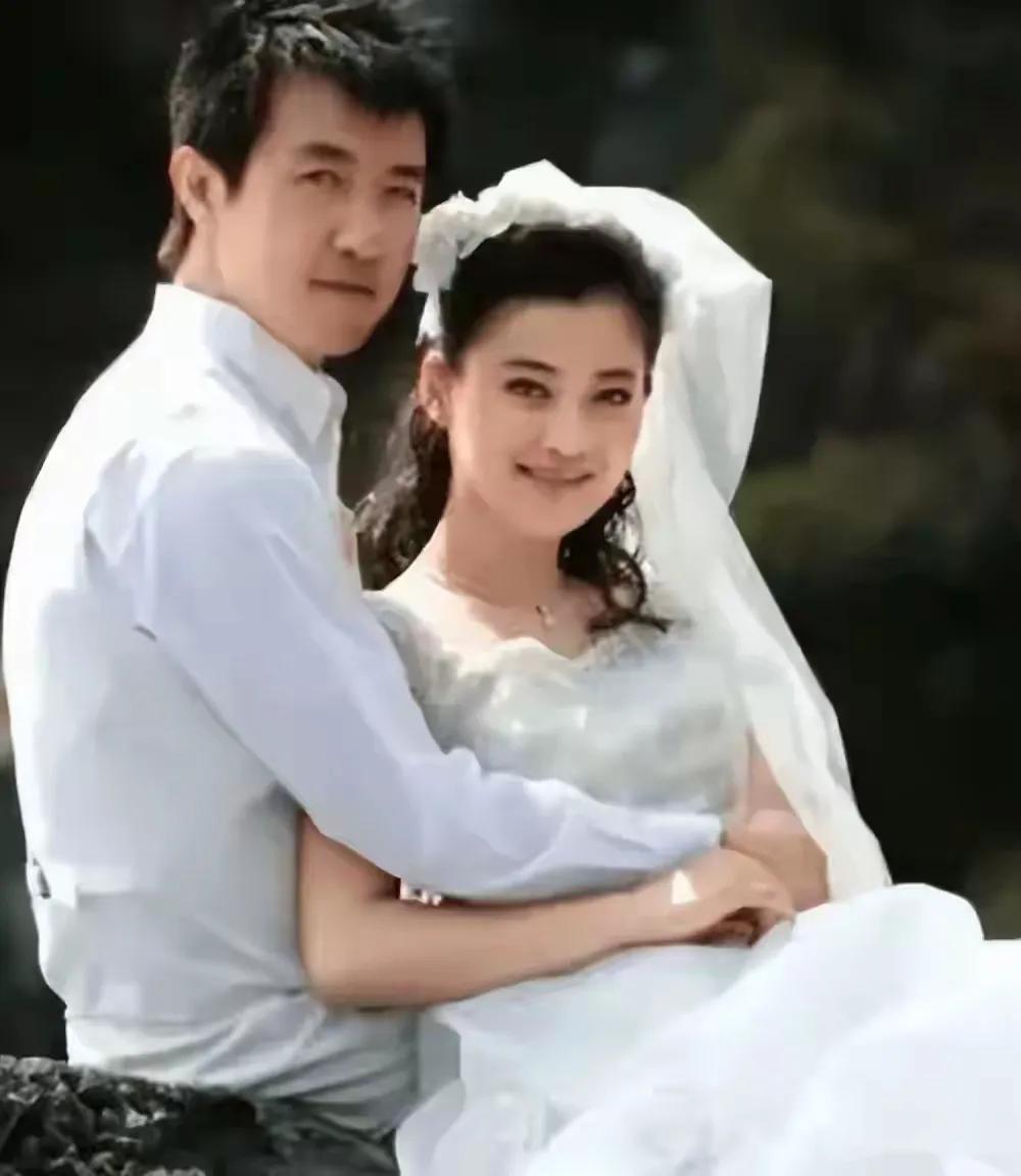 梅婷一家四口：幸福满溢的温馨画卷真没想到，2025年6月，梅婷一家四口在机场