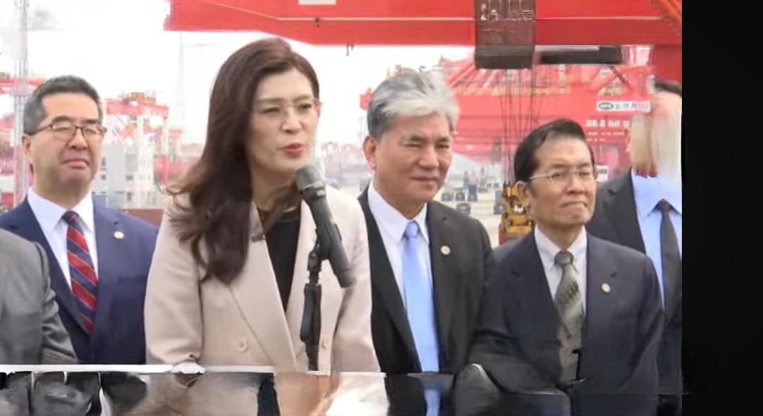 郑丽文今（9日）在参访上海洋山港时发表讲话。她说：“鲁迅先生曾经说过，其实地上本