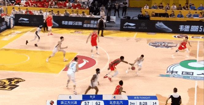 孙铭徽啊孙铭徽，你也是个欺软怕硬的主，这要是国内裁判早上国粹了吧在广厦与北京队