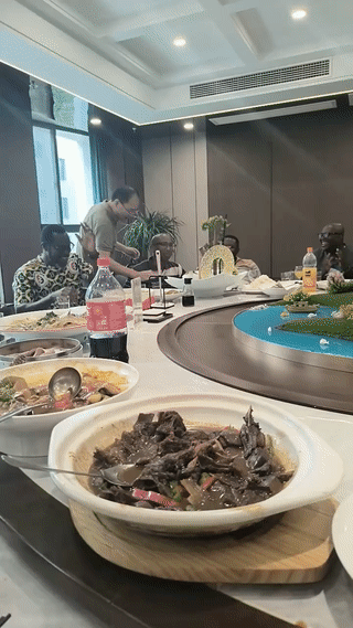 非洲黑人都这么有钱💰吗？他们吃饭都在酒店的豪华包间里用餐。这么大的桌子，上
