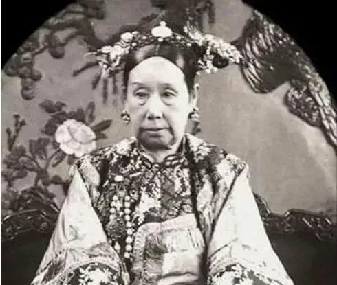 1904年，慈禧70岁大寿，章太炎登报对其破口大骂。慈禧太后勃然大怒，派人抓章太
