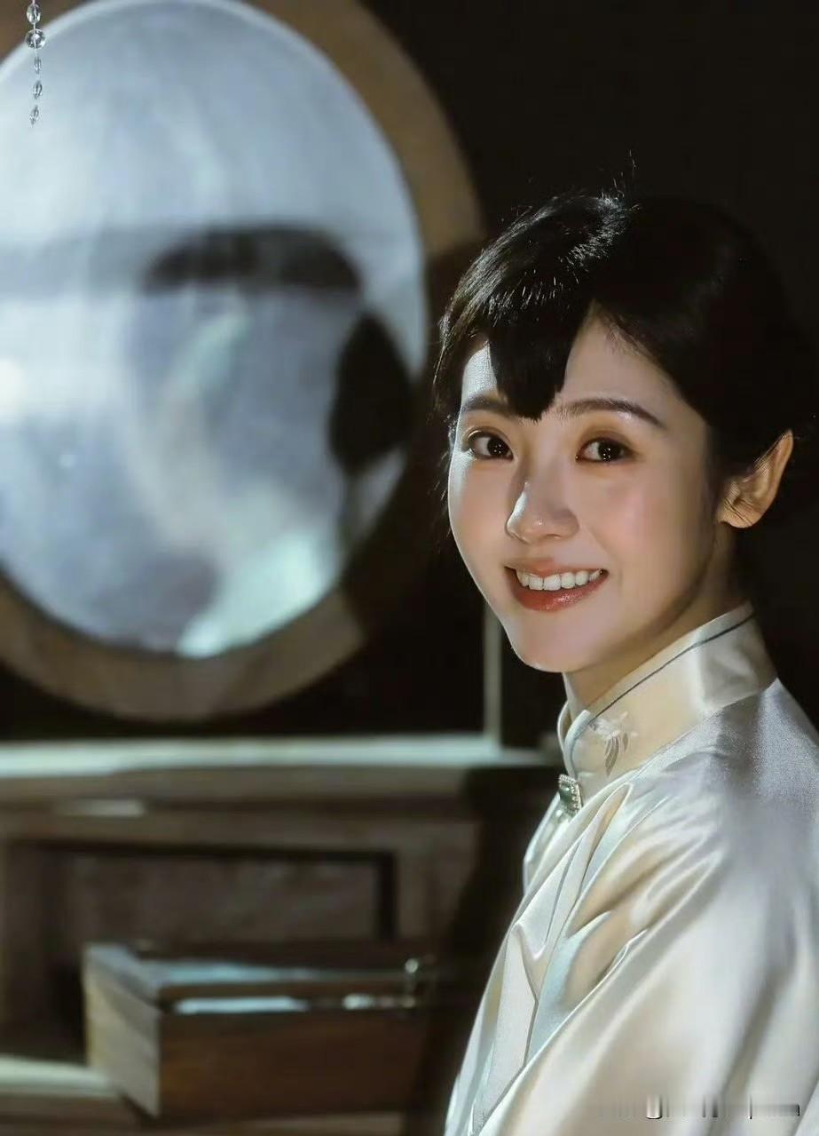 刑菲这照片好好看啊，每个镜头都像古典画。邢菲在剧里那股灵气绝了，小表情活脱脱就