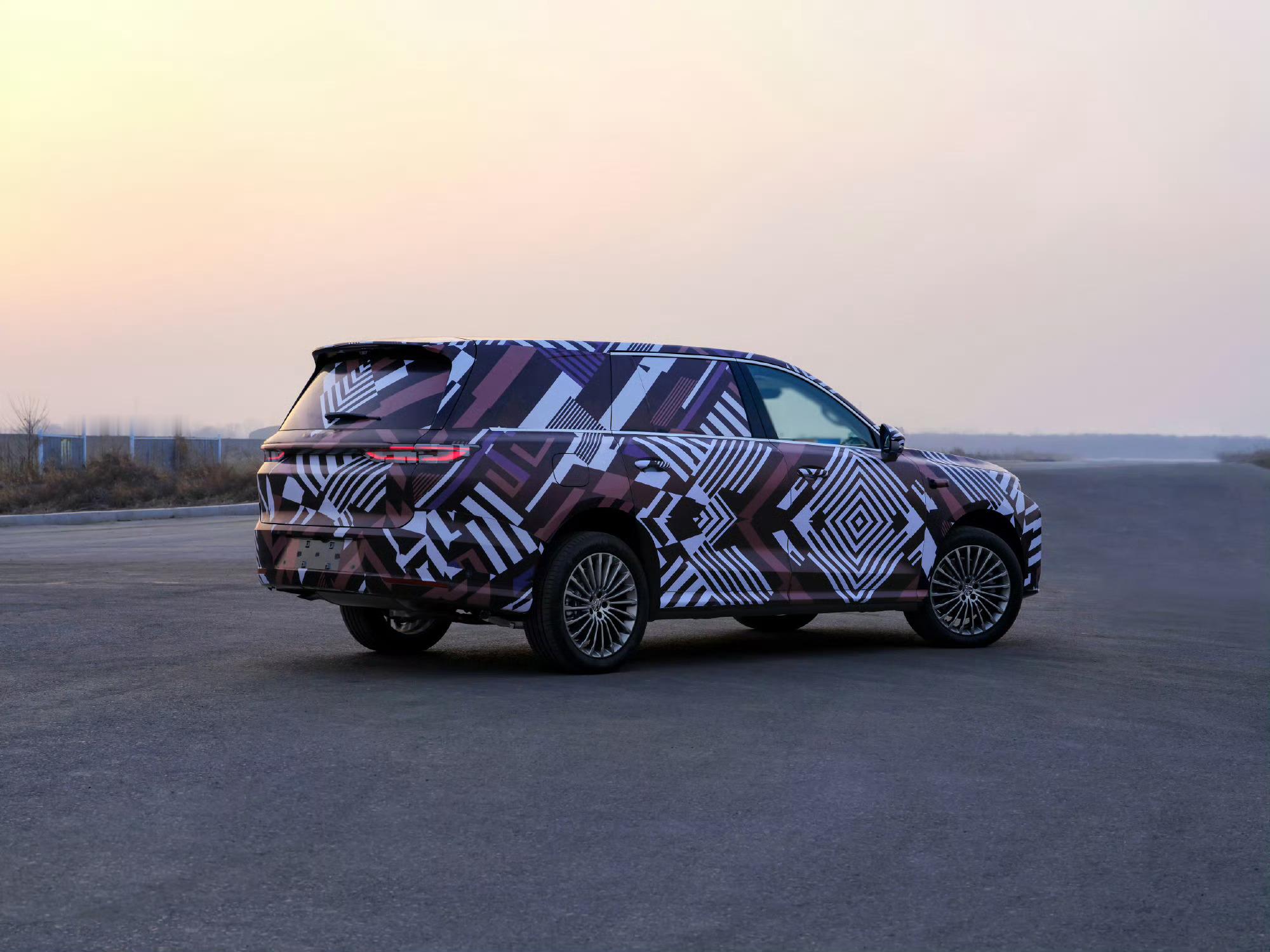 魏牌全新旗舰SUV伪装车曝光！尺寸应该是5米2-5米3之间，应该也是北京车展上。