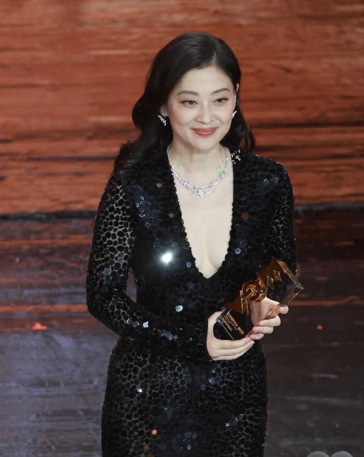 50岁的梅婷，凭什么让“黑眼圈”成了最高级的妆容？当同龄女星还在和地心引力死磕