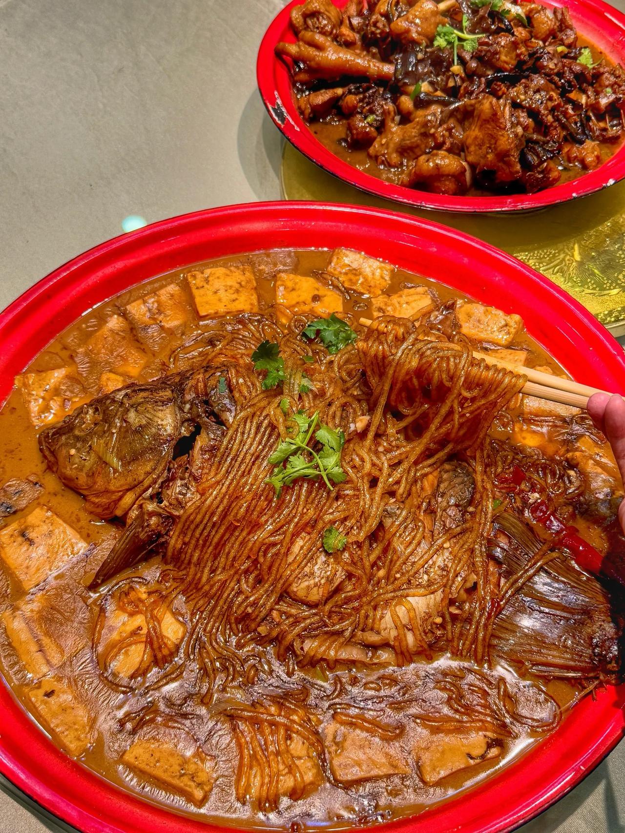 东北炖菜排名前10的菜1五花肉炖酸菜血肠2排骨炖豆角3小鸡炖蘑菇4牛