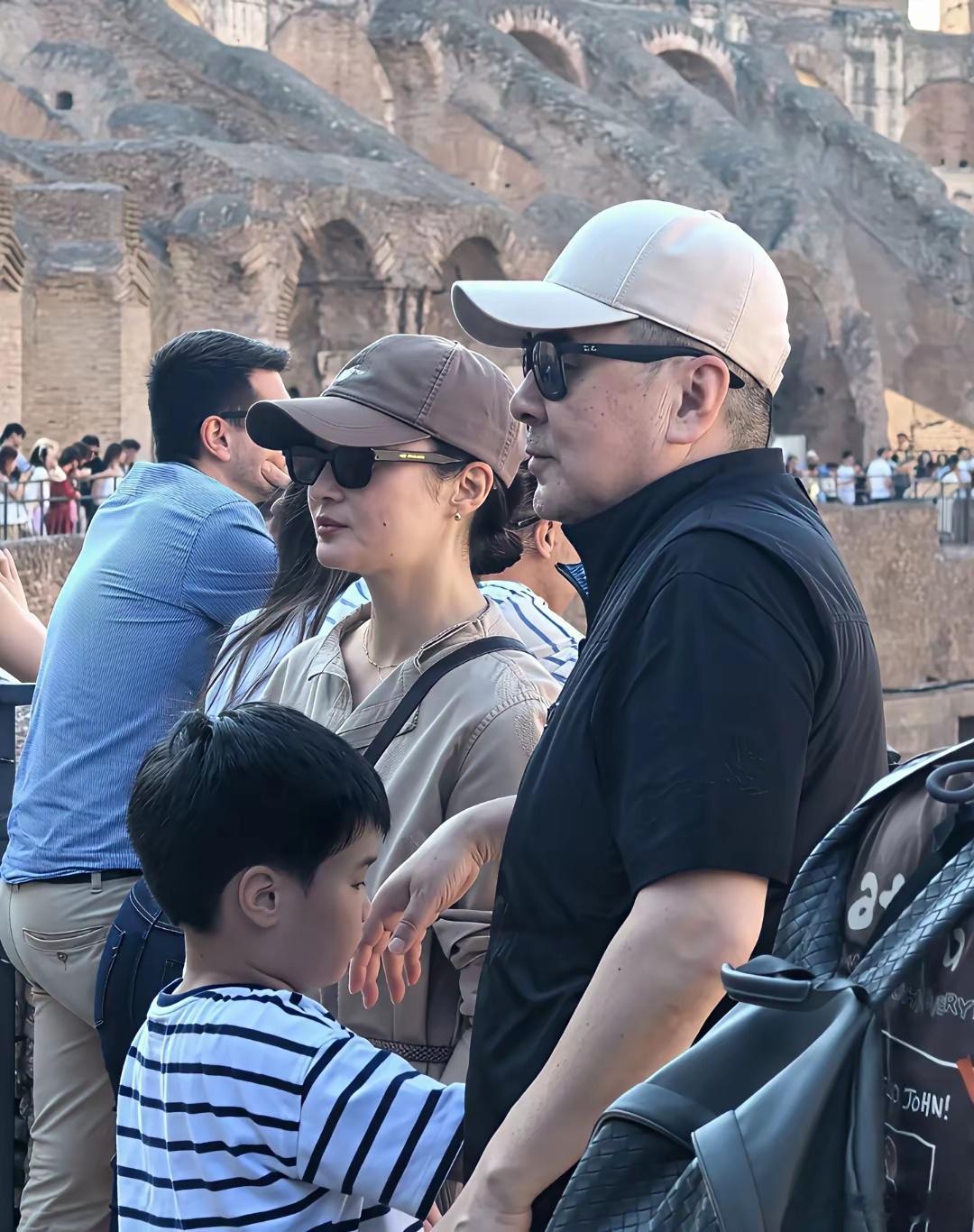 陈建斌一家这是在哪，他穿黑衣挺大肚很苍老，蒋勤勤白到发光超美​​​​​