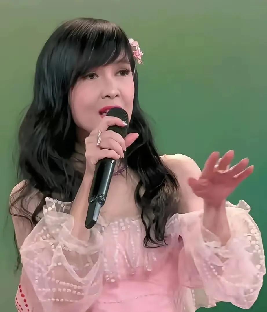 周慧敏变老发福我都能接受，唯独春晚这个造型，真的让人一言难尽！直播镜头里，