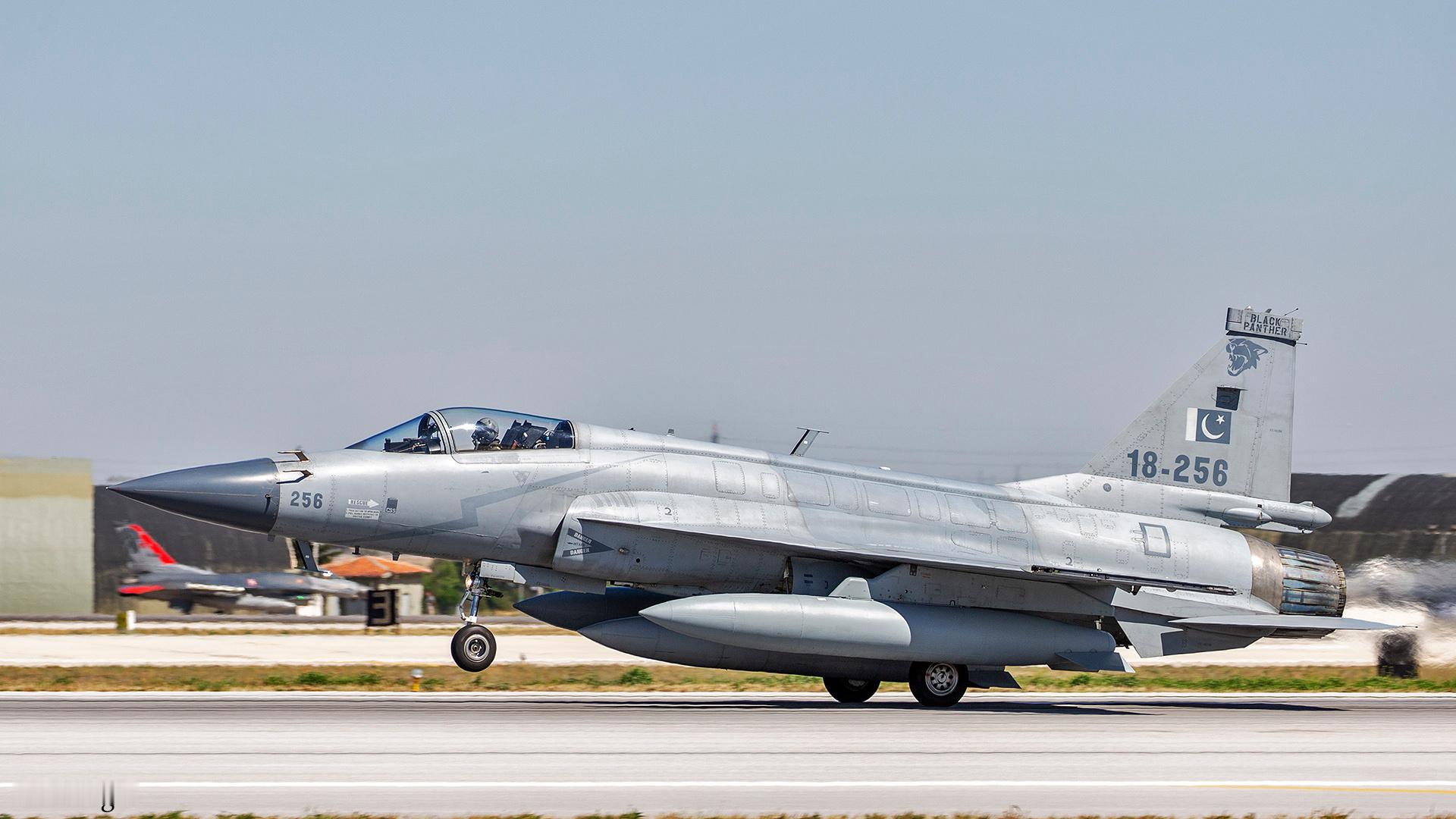 土耳其摄影师CemDoğut镜头里的“枭龙”——巴基斯坦空军JF-17“Th