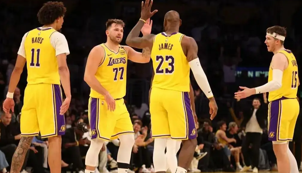 给詹姆斯一年一签顶薪，风险比给年轻球员多年顶薪小太多了。因为詹姆斯是一年一签，