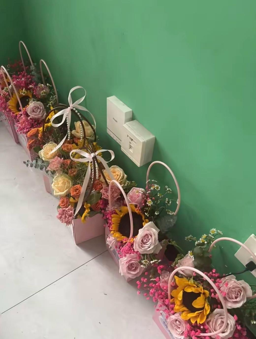 教师节已经变味了。以前学生开开心心的给老师送贺卡，老师收到也很欢喜。