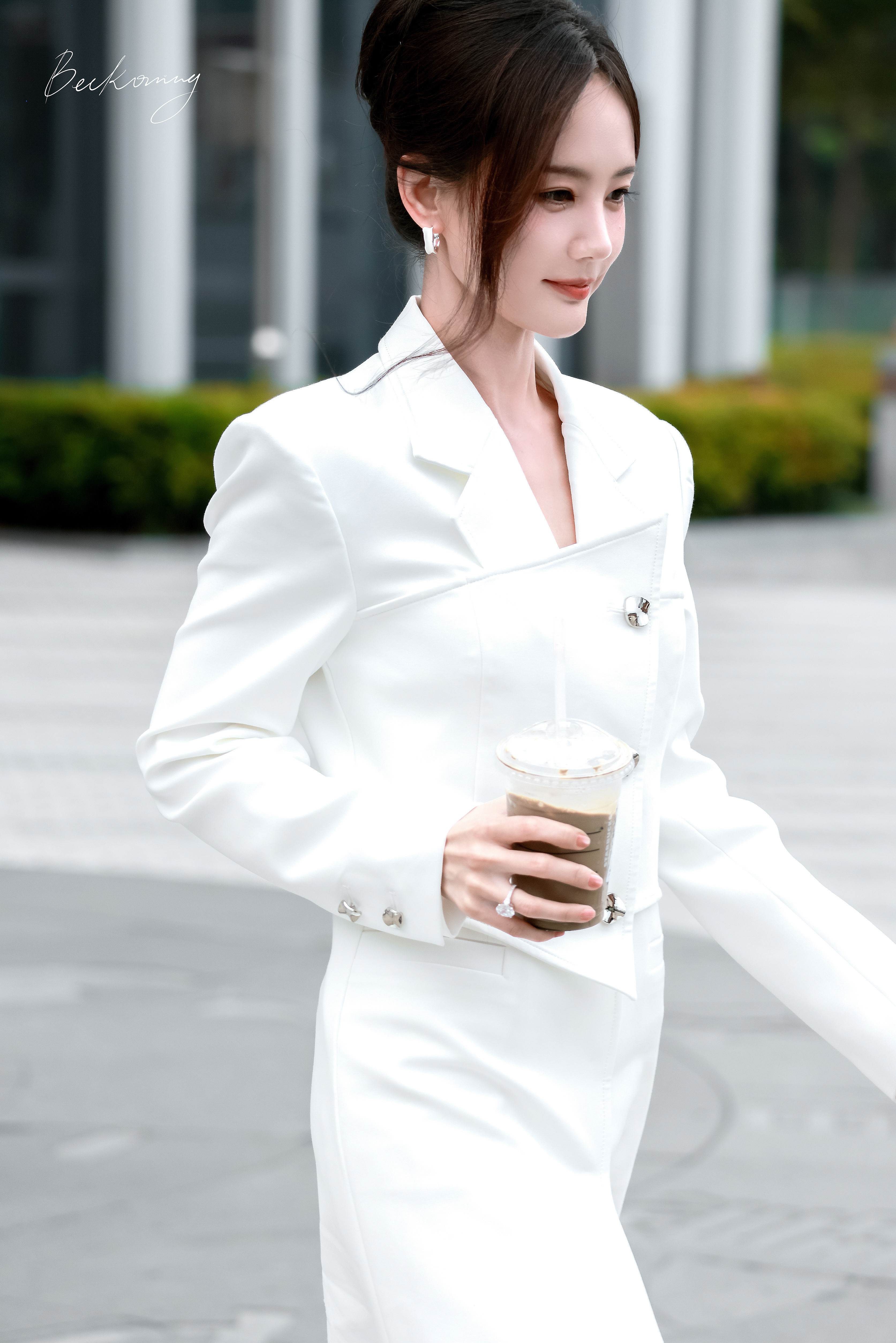 李一桐西装利落有型，简约线条勾勒出飒爽气场。