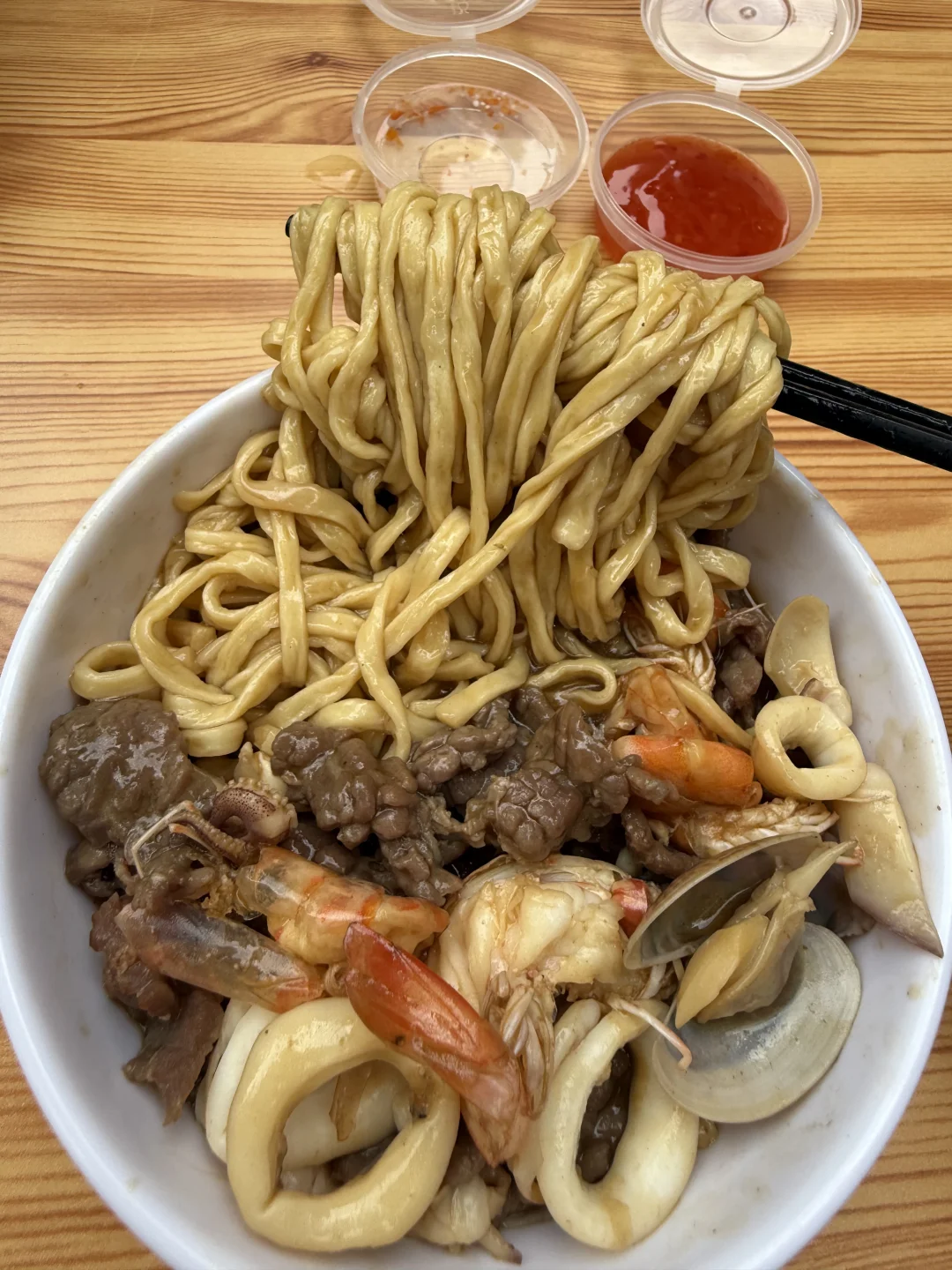 误闯广州最震撼便宜的海鲜牛肉捞伊面