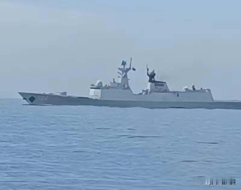 解放军军舰未理会澎湖渔船，台媒鼓吹台"海巡"护渔奏效台媒这几天又在自嗨了。